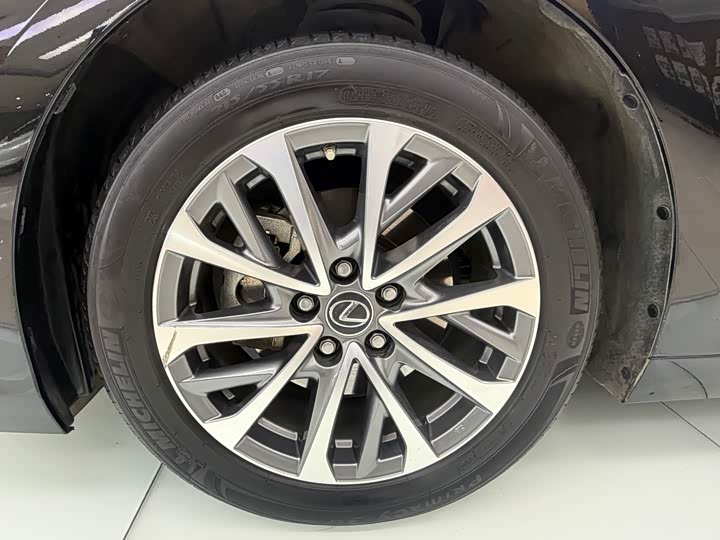 Фото 10 - Lexus ES