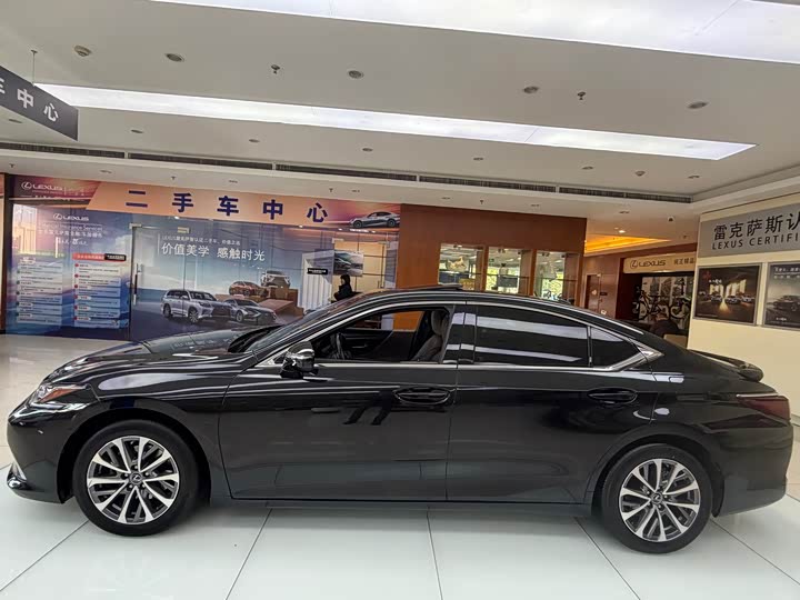 Фото 11 - Lexus ES