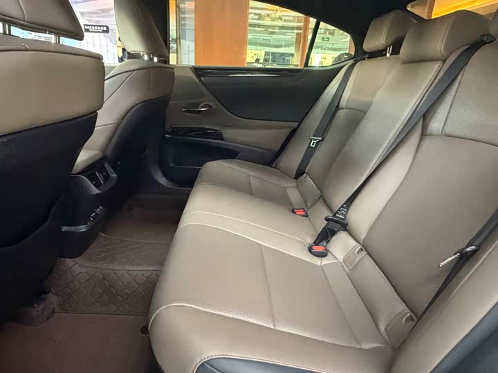 Фото 12 - Lexus ES