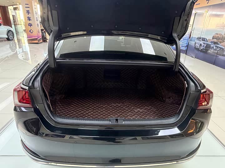 Фото 15 - Lexus ES