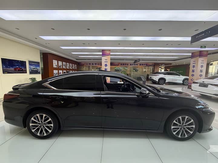 Фото 3 - Lexus ES