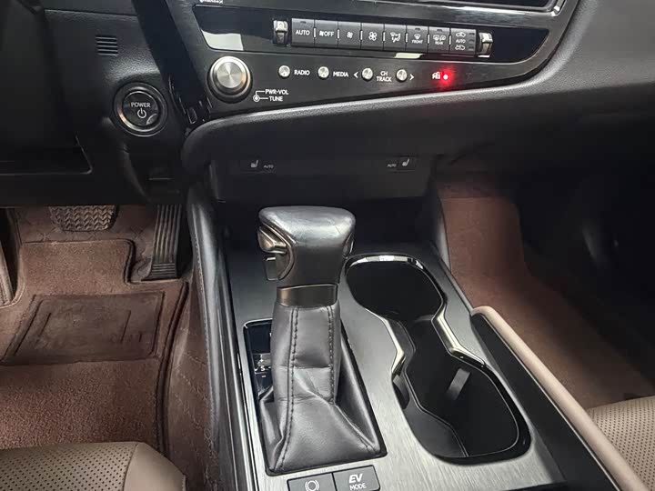 Фото 5 - Lexus ES