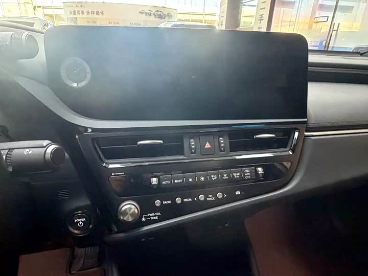 Фото 6 - Lexus ES