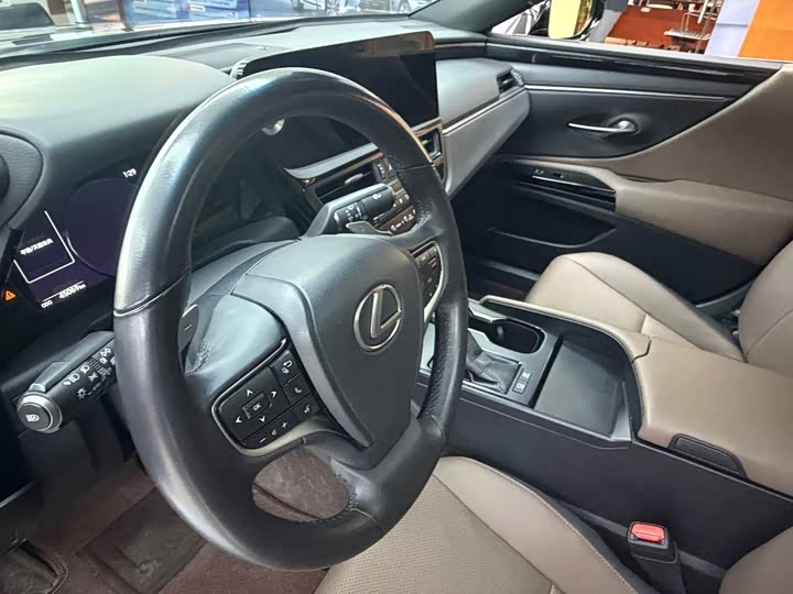 Фото 7 - Lexus ES