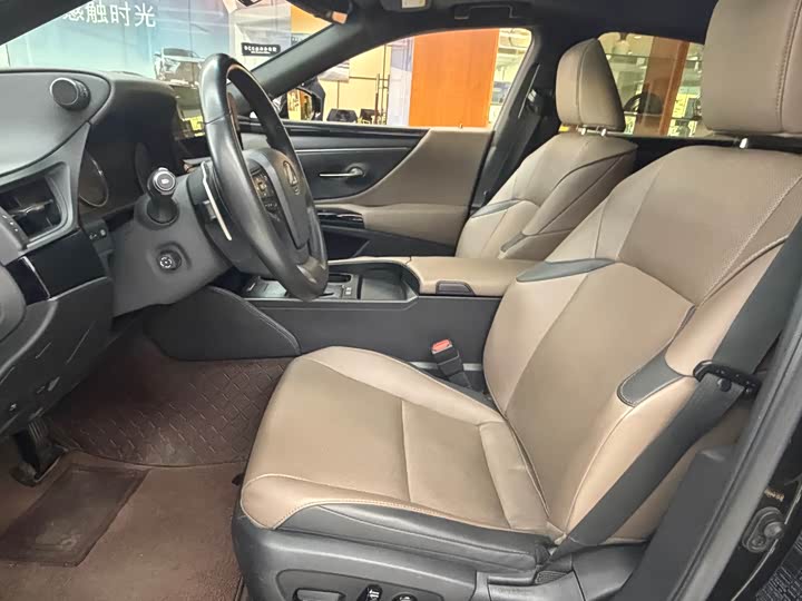 Фото 9 - Lexus ES