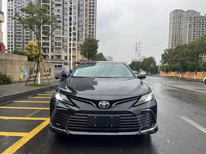 Фото 2 - Toyota Camry