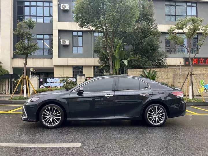 Фото 4 - Toyota Camry