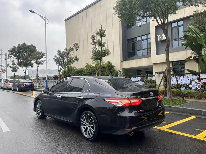 Фото 6 - Toyota Camry