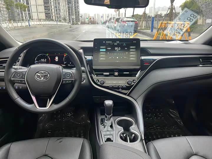 Фото 8 - Toyota Camry