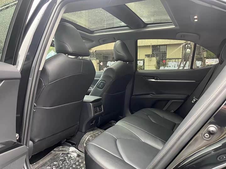 Фото 9 - Toyota Camry