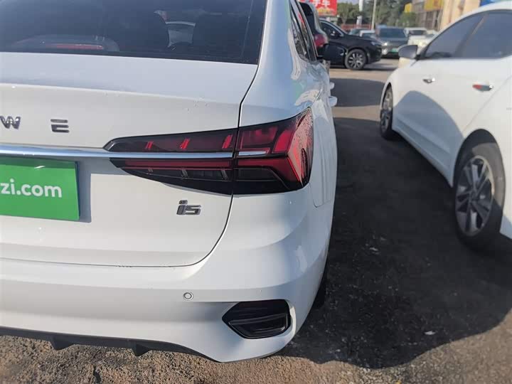 Фото 8 - Roewe i5