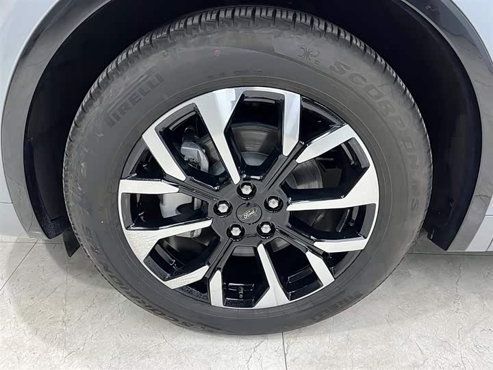 Фото 22 - Ford Edge