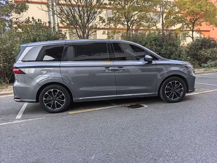 Фото 10 - Roewe iMax 8