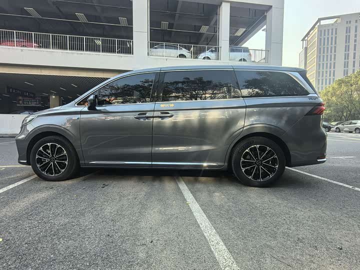 Фото 11 - Roewe iMax 8