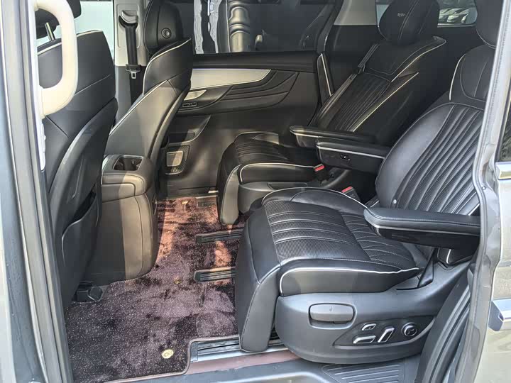 Фото 5 - Roewe iMax 8