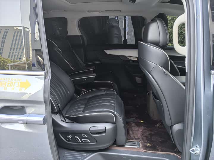 Фото 8 - Roewe iMax 8