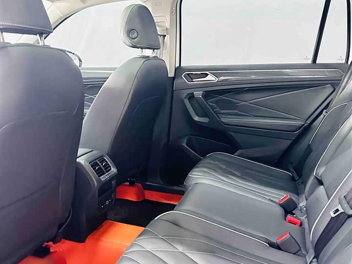 Фото 2 - Volkswagen Tiguan L Pro