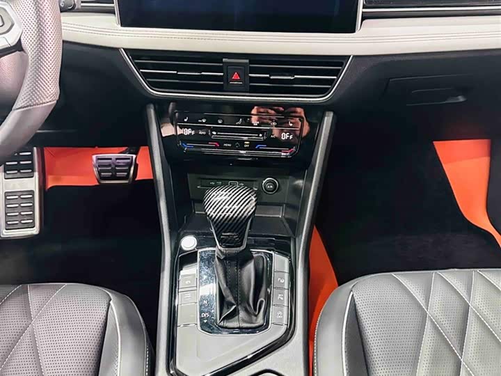 Фото 21 - Volkswagen Tiguan L Pro