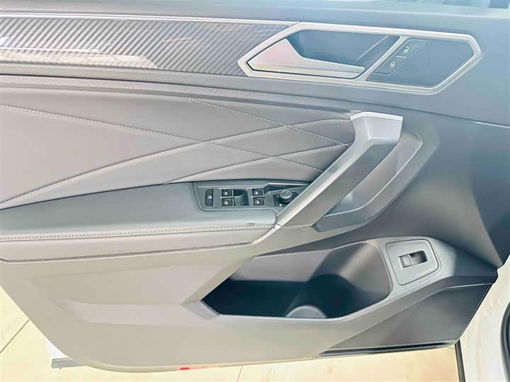 Фото 7 - Volkswagen Tiguan L Pro