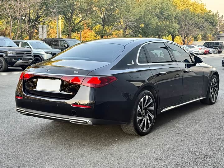 Фото 18 - Mercedes-Benz E-Class