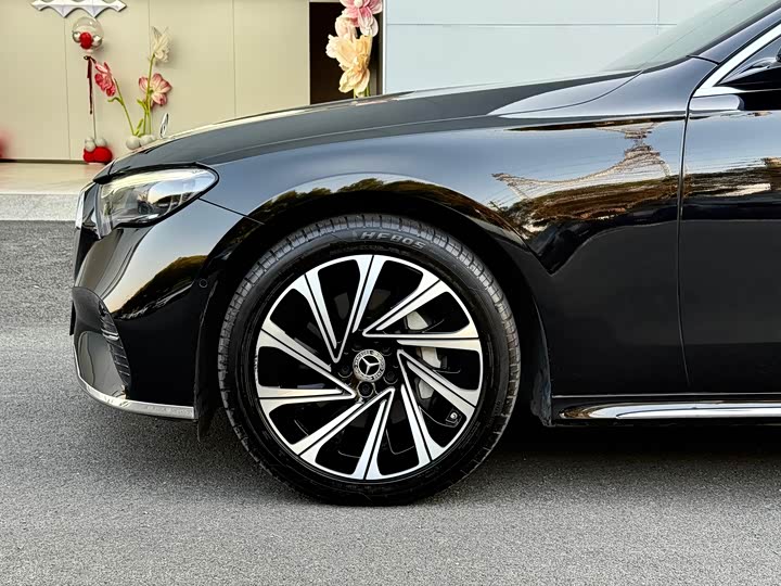 Фото 19 - Mercedes-Benz E-Class