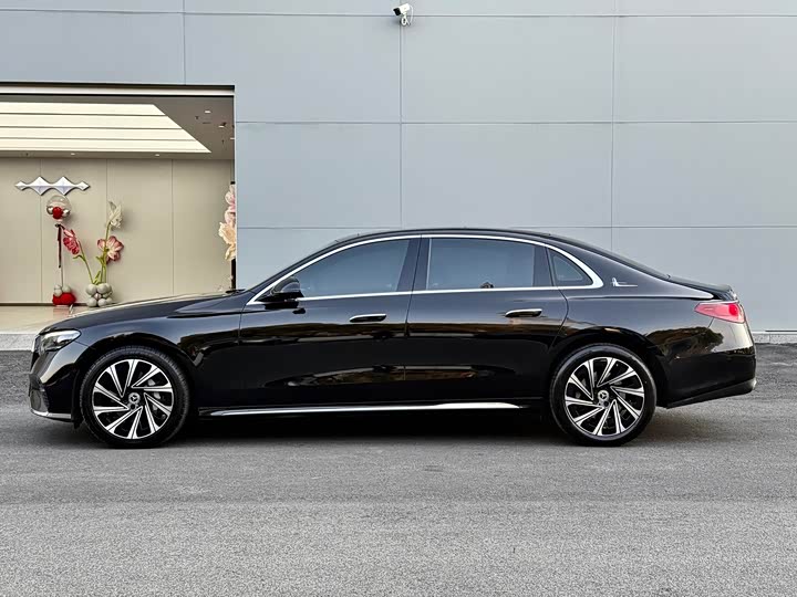 Фото 4 - Mercedes-Benz E-Class