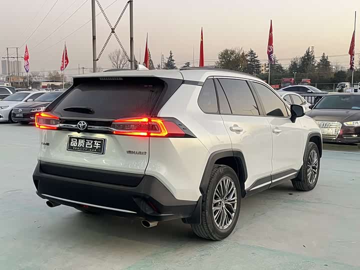 Фото 8 - Toyota Wildlander