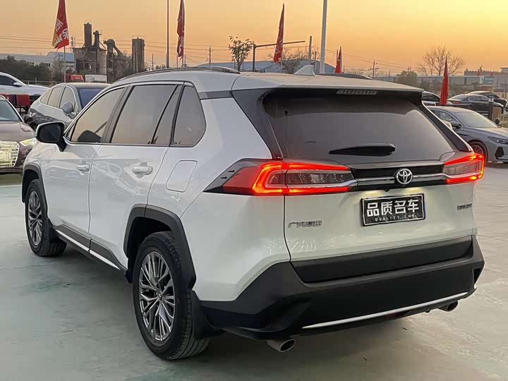 Фото 9 - Toyota Wildlander