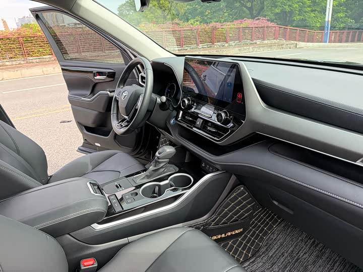 Фото 16 - Toyota Highlander