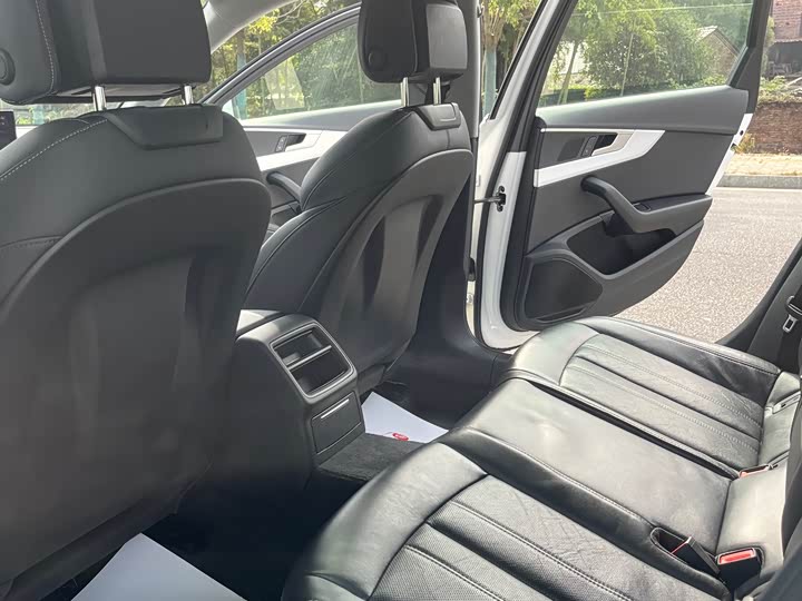 Фото 10 - Audi A4L