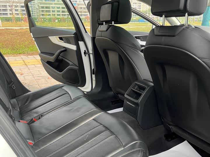 Фото 8 - Audi A4L