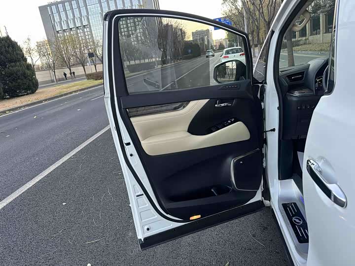 Фото 15 - Toyota Vellfire