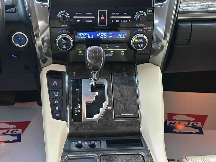 Фото 16 - Toyota Vellfire