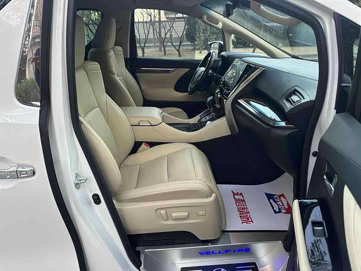 Фото 19 - Toyota Vellfire