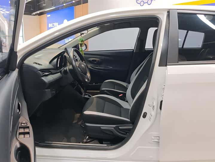 Фото 9 - Toyota Yaris L