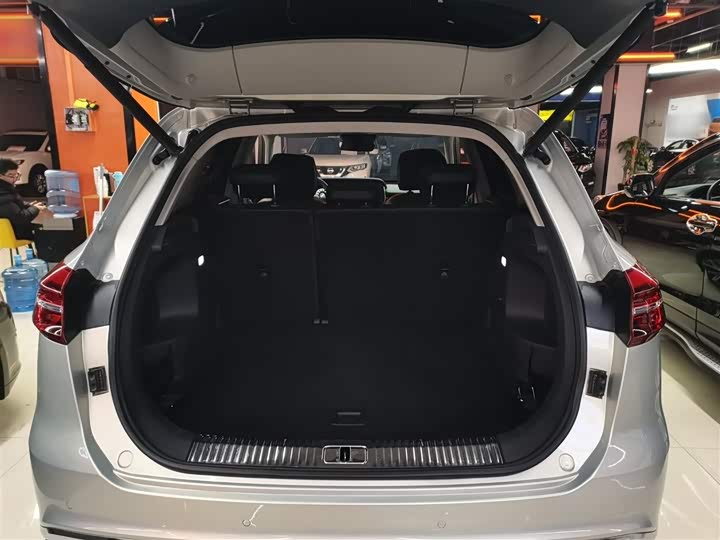 Фото 19 - Hongqi HS5