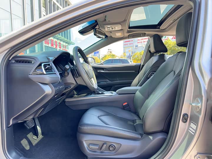 Фото 10 - Toyota Camry