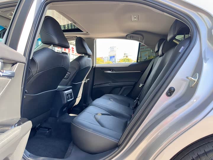 Фото 11 - Toyota Camry