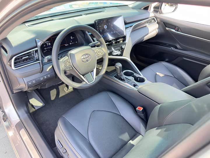 Фото 12 - Toyota Camry