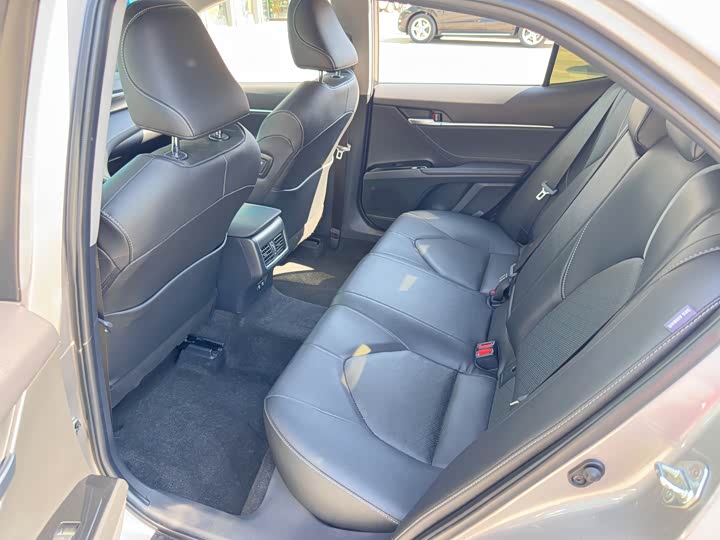 Фото 13 - Toyota Camry