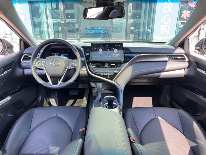 Фото 14 - Toyota Camry