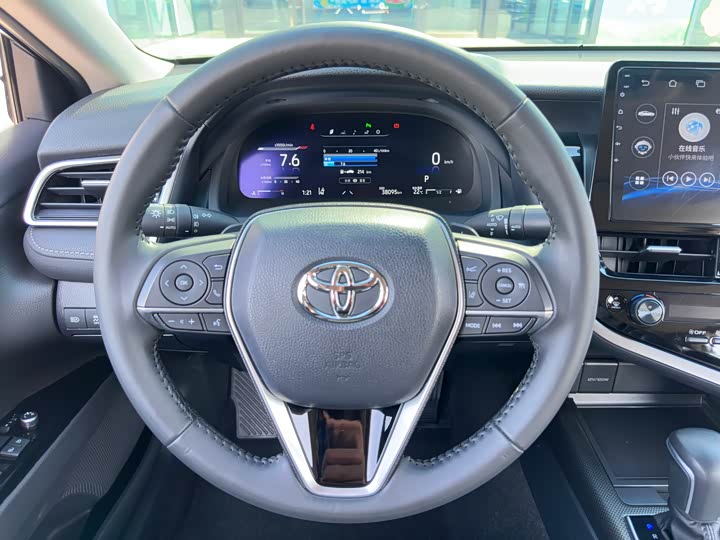 Фото 15 - Toyota Camry