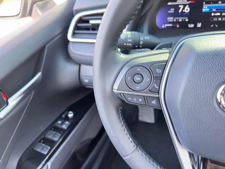 Фото 16 - Toyota Camry