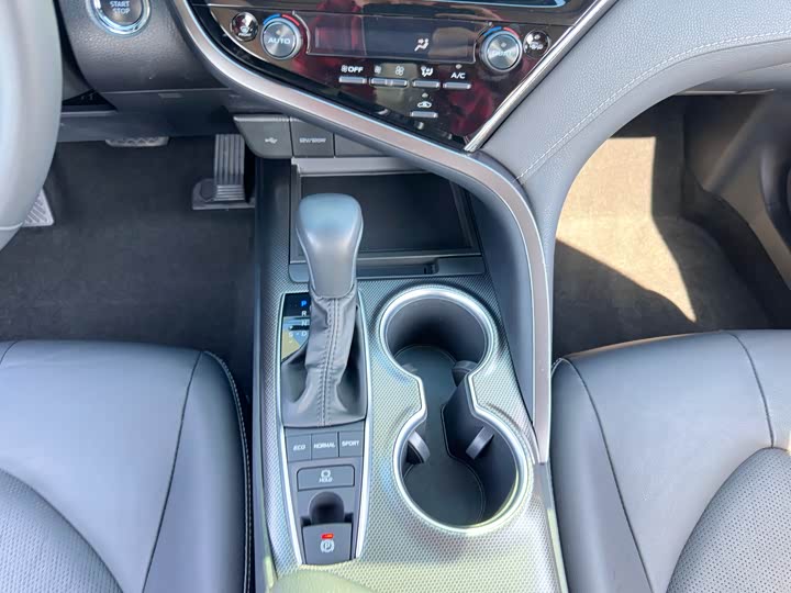 Фото 18 - Toyota Camry