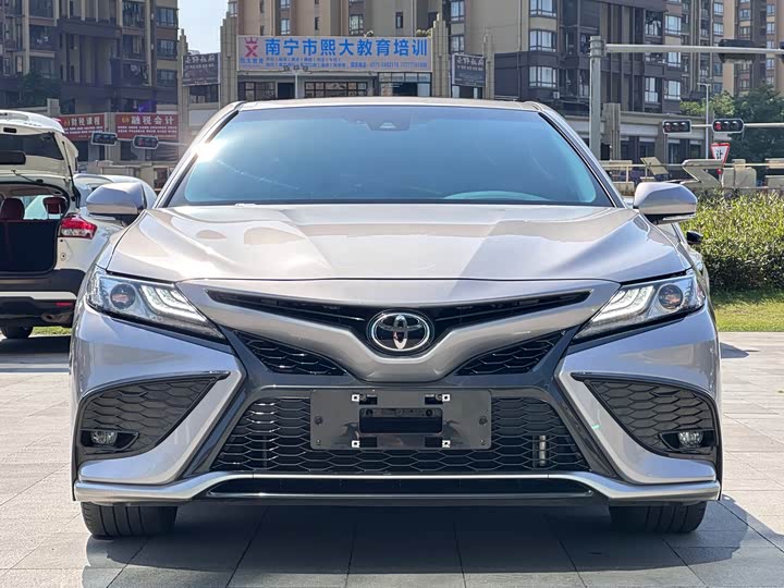 Фото 2 - Toyota Camry