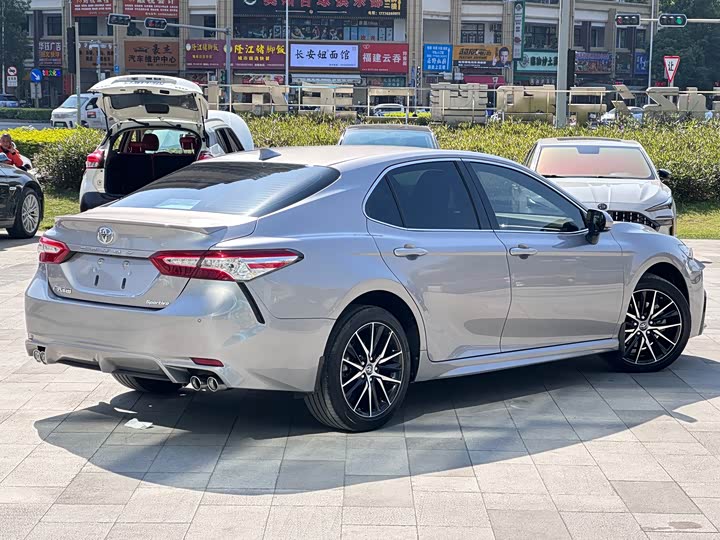 Фото 4 - Toyota Camry