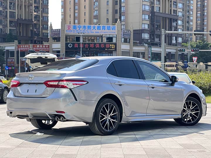 Фото 5 - Toyota Camry