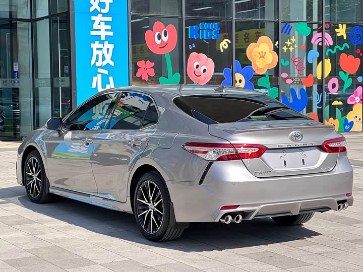 Фото 7 - Toyota Camry