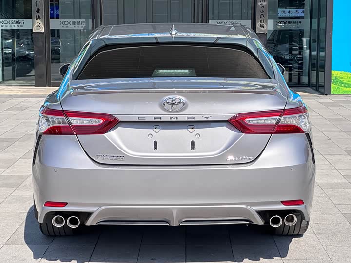 Фото 8 - Toyota Camry