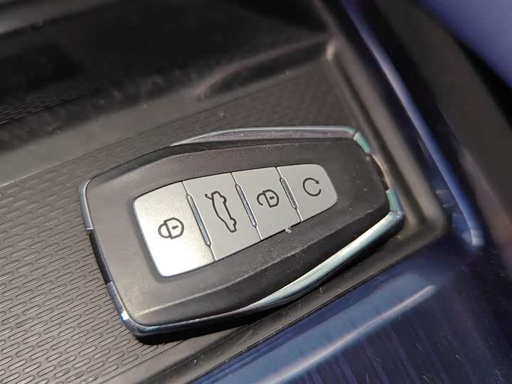 Фото 9 - Geely Monjaro